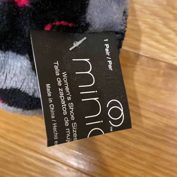 NWT. Womens slippers. Never worn. Size 6-8. - Picture 3 of 6